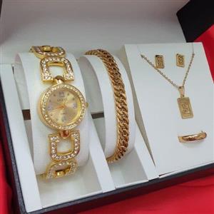 ساعت مچی زنانه گوچی قاب و بند نگین کاری شده GUCCI