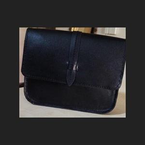 کیف کوچک دوشی از چرم بز و صد درصد دست دوز و زنانه