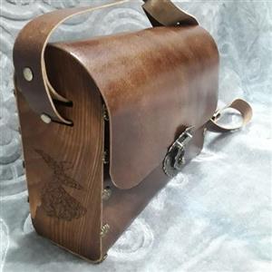 کیف چرمی زنانه چرم شتر طبله چوبی رنگ قهوه ای ابعاد25 در 18 در9