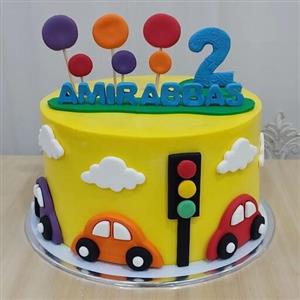 کیک اسفنجی مدرن تولد پسرونه  ماشین  با فوندانت و تم زیبا پسرونه لیمویی وزن 1500 کیلوگرم ( فیلینگ نوتلا و موز و گردو)