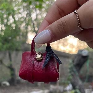 اکسسوری عروسک باربی شامل کیف چرم باربی