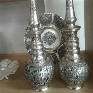 تنگ برنجی با ابکاری نقره وقلم چهره سیاه قلم