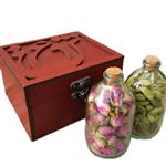 جعبه هدیه چوبی ماهگونی با بطری های شیشه ای هل اکبر بنفش و گل محمدی اعلا  پک 2 عددی
