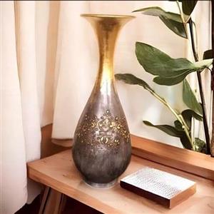 گلدان  بزرگ پتینه نمافلز کارشده با ورق طلا با نقوش برجسته