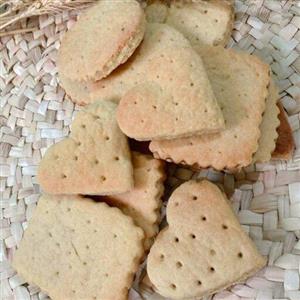 کلوچه زنجبیلی تهیه شده از ارد زنجبیل روغن پودرقند پخت روز به سفارش مشتری دروزن های نیم و یک کیلویی
