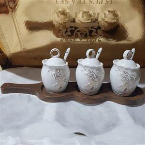 جا ادویه ای سه عددی چینی درب دار با قاشق همراه با پایه چوبی ارسال پس کرایه