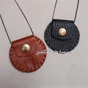 کیف گردنی دایره چرم طبیعی کیف دعای گرد جای دعا و حرز دایره ( دست دوز)  سایز 5.5 سانتیمتر