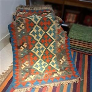 گلیم دستبافت پشمی با ابعاد حدود 80 در 120 و رنگ ثابت و گیاهی
