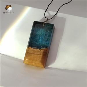 گردنبند چوب و رزین مدل کهکشان شب تاب