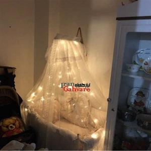 گهواره و تخت کنار مادر پرشیا
