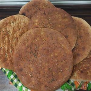 نان محلی خراسانی ( تافتون،فطیر)با موادی چون شیر .روغن حیوانی .تخم مرغ و ادویه هایی چون زعفران .هل و دارچین و...