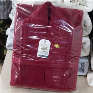 حوله تن پوش 125 عرض 140  یقه ابریشم کلاه بزرگ  رنگ صددرصد ثابت اصلا پورز نمیده با دوخت عالی تن خوری خوب قیمت مناسب