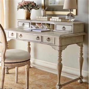 میز کلاسیک با پایه های چوبی و رنگ پلی اورتان در ابعاد مختلف طراحی بی نظیر 