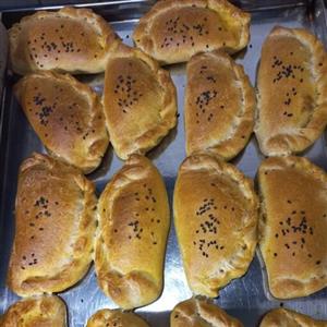 پیراشکی گوشت یا مرغ و قارچ و پنیر خانگی.پک 10 عددی