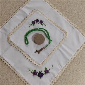 جا نماز(سجاده)گلدوزی شده با دست با طرحی زیبا .