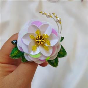 سنجاق سینه جواهر دوزی طرح گل سفید