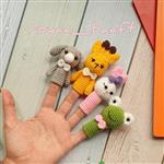 عروسک انگشتی حیوانات بعنوان اسباب بازی مورد استفاده است
