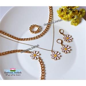 سرویس کارتیر بابونه . قبل سفارش موجودی بگیرین \rشامل دو گردنبند کارتیر و بابونه و  دستبند و گوشواره و انگشتر