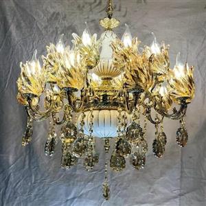 لوستر برنجی . برنز . 20 شعله.  10 شاخه.ترکیبی  برنج و سرامیک  خطی بسیار زیبا و شیک .