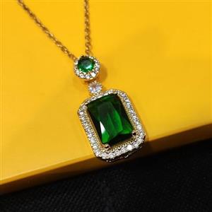 گردنبند مارک مستطیل طرح یاقوت سبز نگین دار استیل رنگ ثابت رنگ طلایی