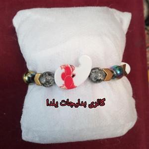 دستبند دخترونه سرامیکی بته جقه گل دار تزئین شده با مهره اونیکس سفید و حدید فلش طلایی ومروارید گلس رنگارنگ رنگ مشکی و سفی