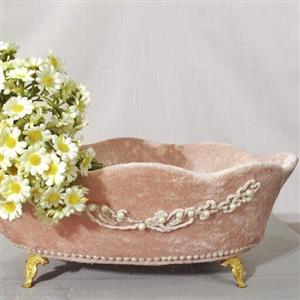 کشکول مخملی روی میز آرایش جای حوله دستی و...