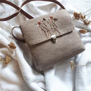 کیف نمدی یه طرفه گلدوزی شده با دست رنگ کرم خاکی بسیار سبک همراه آستر و بند دوشی بلند 