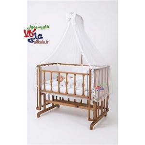 تخت چوبی کنار مادر انجل