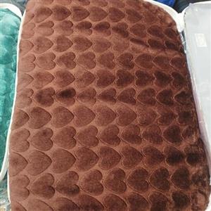 پتو قلبی یکنفره نرمینه بسیار لطیف و مخملی جنس درجه یک تراکم بافت عالی مناسب زمستان و پاییز رنگ شکلاتی