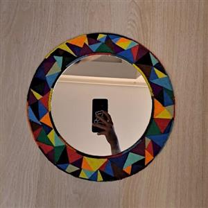 آینه نمدی به قطر 36cm به صورت چهل تکه با رنگبندی بسیار متنوع