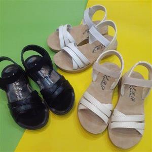 صندل طبی دخترانه .راحت و شیک و ساده .بندها تزریقی و به هیچ وجه جدا نمیشه .در سه  رنگ سفید نباتی و مشکی