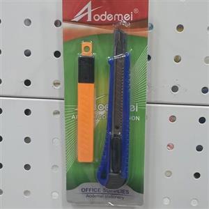 کاتر پلاستیکی سایز کوچک به همراه تیغ اضافه
