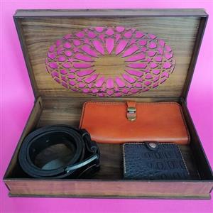 جعبه ست کیف پول و کمربند و جا کارتی از جنس تخته سه میل در ابعاد 29 در 19 در 4 سانتی متر و به وزن 345 گرم