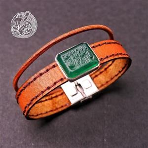 دستبند چرم اصل گاوی دوخت و برش و مدل منحصر به فرد قاب نقره بهترین عیار سنگ سبز معدنی منقش به ذکر صلی الله امیر المومنین