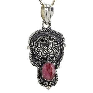 گردنبند یاقوت سرخ طبیعی فریم سیاه قلم طراحی اسلیمی همراه زنجیر استیل‌ یا بند چرمی طرح قدیمی