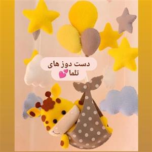 آویز موزیکال تخت کودک تم زرافه زرد سیسمونی نوزاد دیزاین اتاق بچه نمدی
