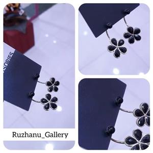 گوشواره پنج پر گل مشکی برند اکسسوریز بسیار زیبا