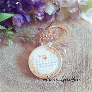 دسته کلید رزینی تقویم سرکلیدی تقویم رزینی قاب برنجی دایره ای قطر 4 دو طرفه با تقویم سفید و سیاه