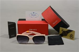 عینک آفتابی زنانه پرادا با فریم صورتی