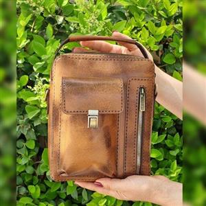 کیف رو دوشی مردانه چرم طبیعی شتر و دست دوز آلماچرم