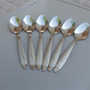 قاشق چایخوری طرح گل میخک بسته 6 عددی جنس فولاد زد زنگ عیار 18 ضخامت 2 میل (قاشق چای خوری ) .(قاشق چایی خوری )