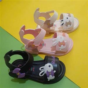 صندل دخترانه مدل رابیت.  سبک و ژله ای .راحت و شیک در سه رنگ کرم صورتی و مشکی  از سایز 22 تا 25  قالب کار دو سایز بزرگه