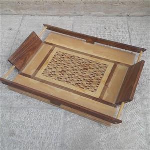 سینی چوبی با نقش خاتم درشت با ترکیبی از چوب های زیبا و  طراحی خاص و مناسب پذیرایی از میهمانان مخصوص شما