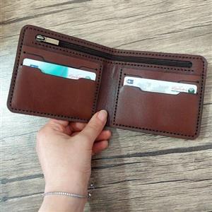 کیف پول جیبی مردانه، دارای چهار  عدد جای کارت، زیپ برای وسایل کوچک و جای پول