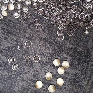 دکمه چهار پارچه نگین طرح دار طوسی زیتونی بسته صدتایی