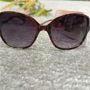 عینک دودی زنانه دسته طرح زنجیری یو وی 400 دارای کاور با بارکد فعال