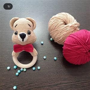 جغجغه خرسی بافتنی با دسته ی چوب راش جدید و خاص برای سیسمونی