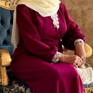 لباس مجلسی کاملا پوشیده رنگ سرخابی لبه یقه وسر آستین گیپور جنس کرپ مازراتی بسیار شیک و پوشیده