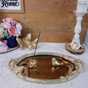 سینی گنجشکی با آینه برنز  وزن حدود یک کیلو رنگش طلایی و پتینه سبز رنگ .می تونیم طبق سلیقه شما رنگ رو تغییر بدیم