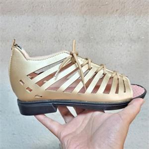 صندل گلادیاتور طلایی پشت زیپ دار دخترانه شیک نرم راحت